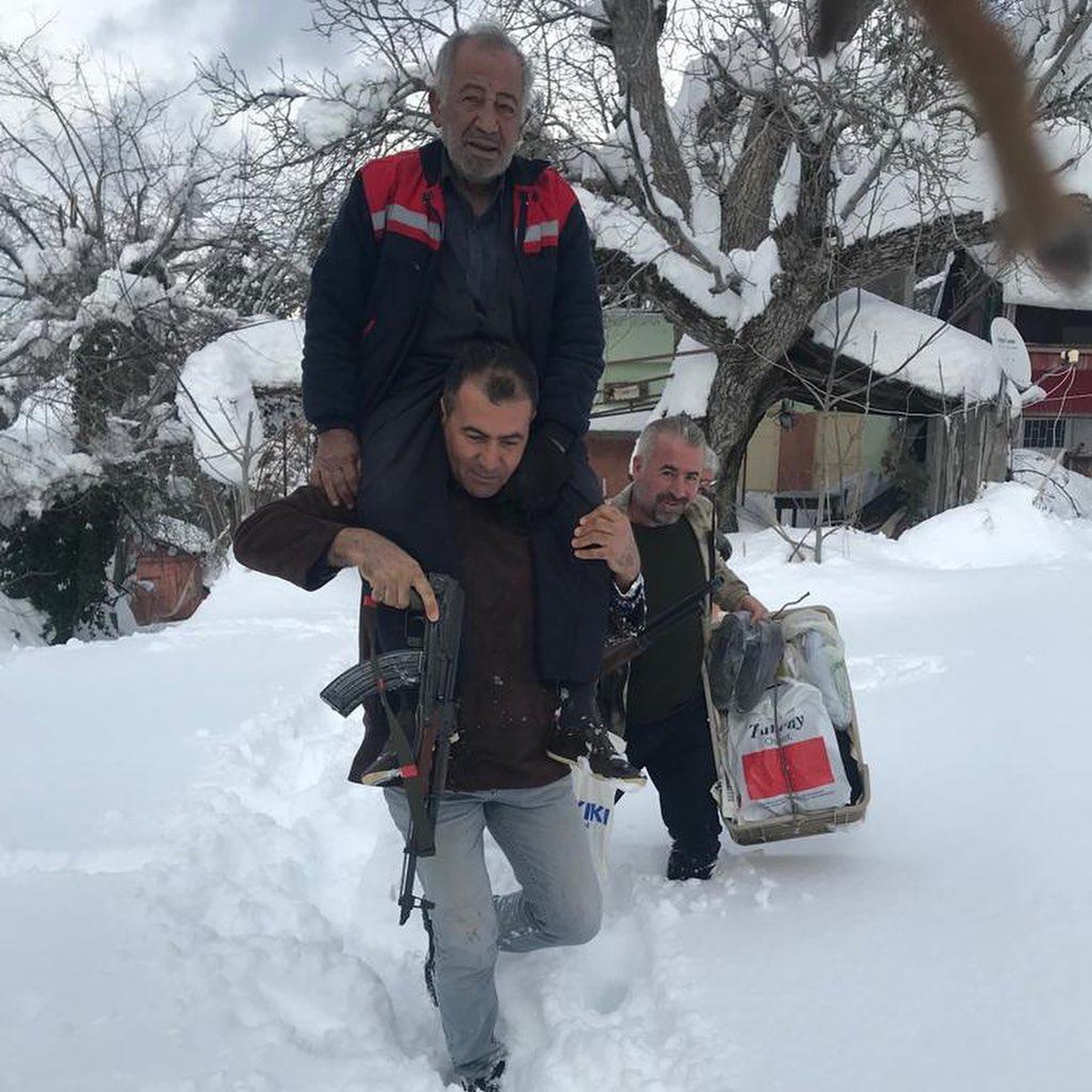 Osmaniye\'de kardan yolu kapanan yaylada mahsur kalan 3 kişi kurtarıldı