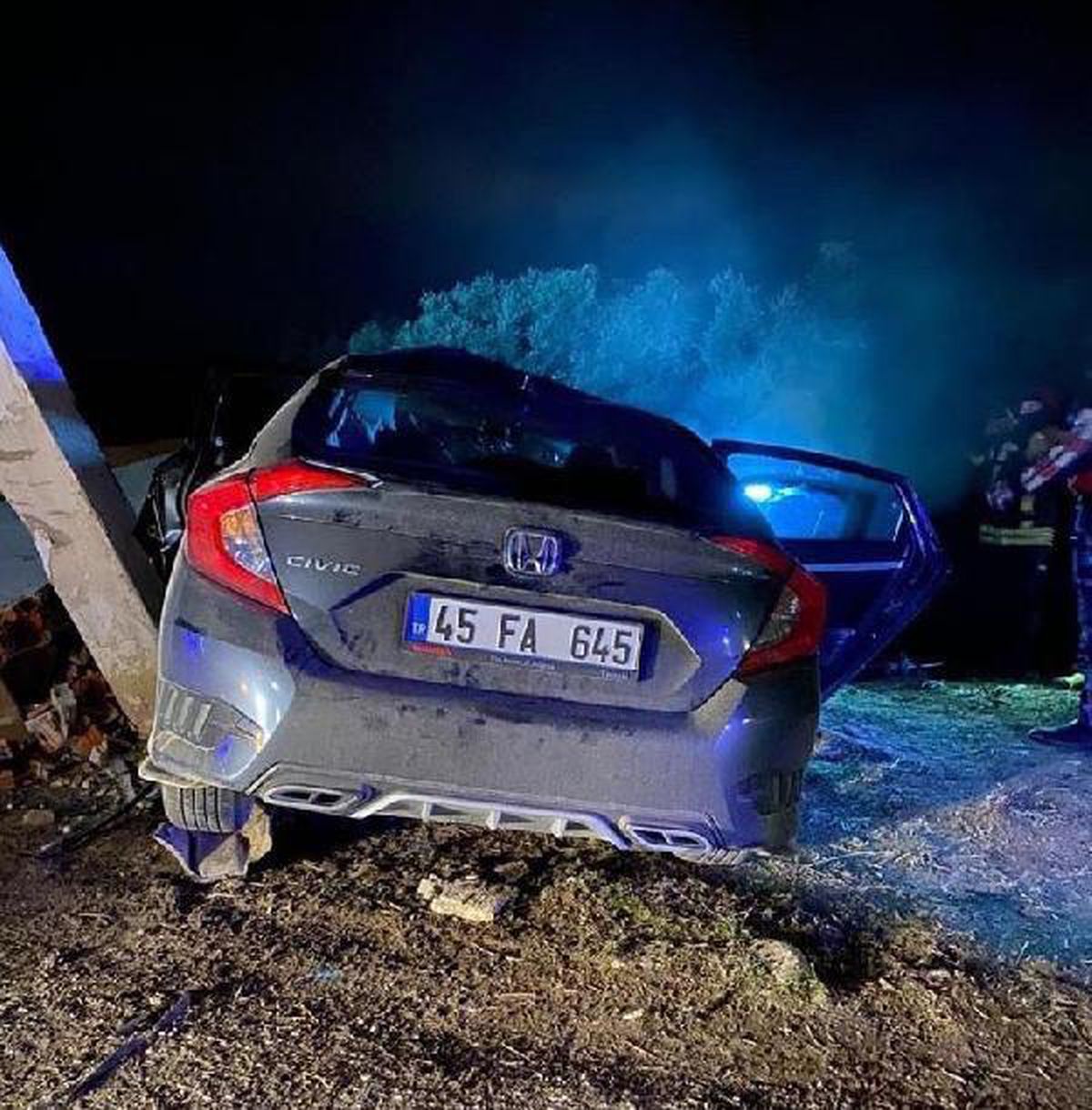 Otomobil aydınlatma direğine çarptı: 1 ölü, 2 yaralı