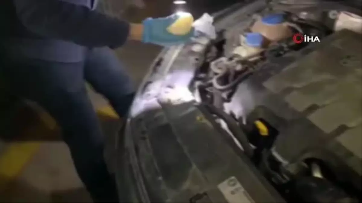 Son dakika! Otomobilin motor bölümünde uyuşturucu ele geçirildi