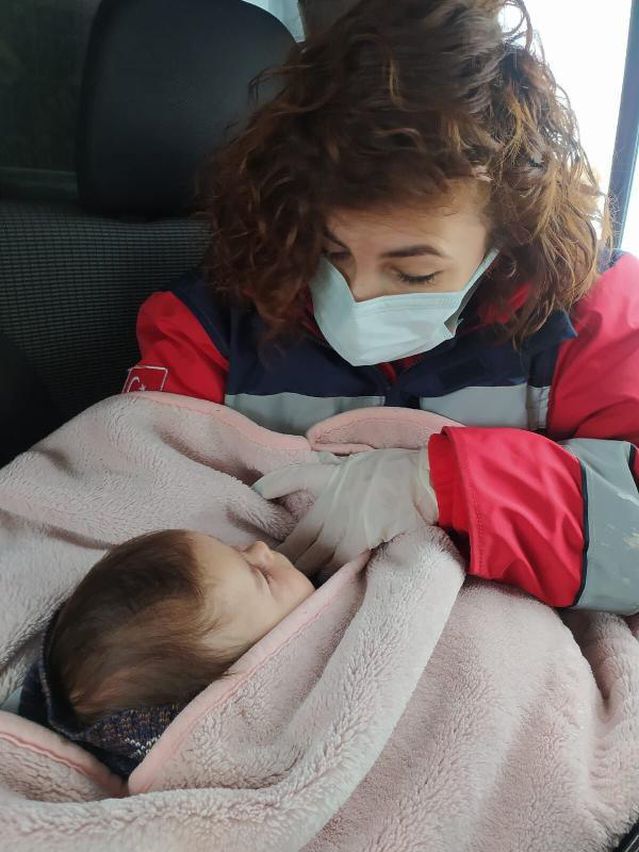 Sağlık ekipleri, 4 aylık Serhat bebek için karlı yolları aştı