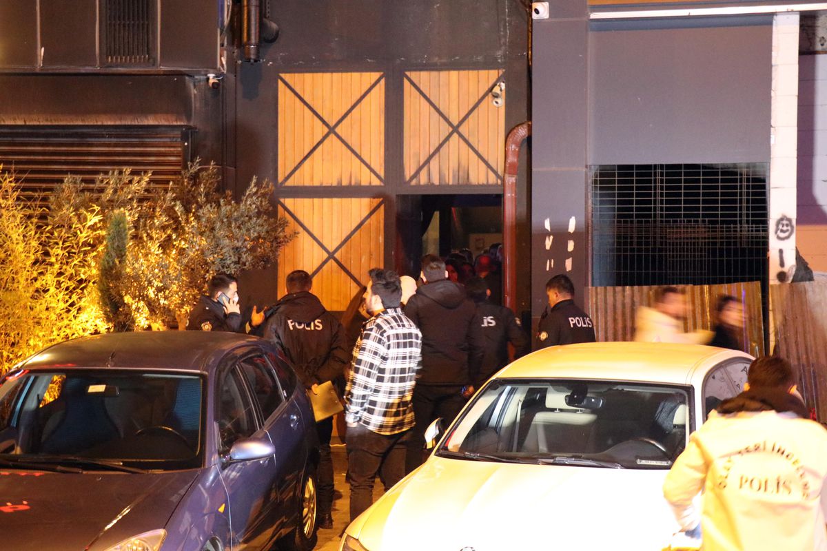 Sakarya\'da eğlence merkezi önündeki silahlı kavgada 3 kişi yaralandı