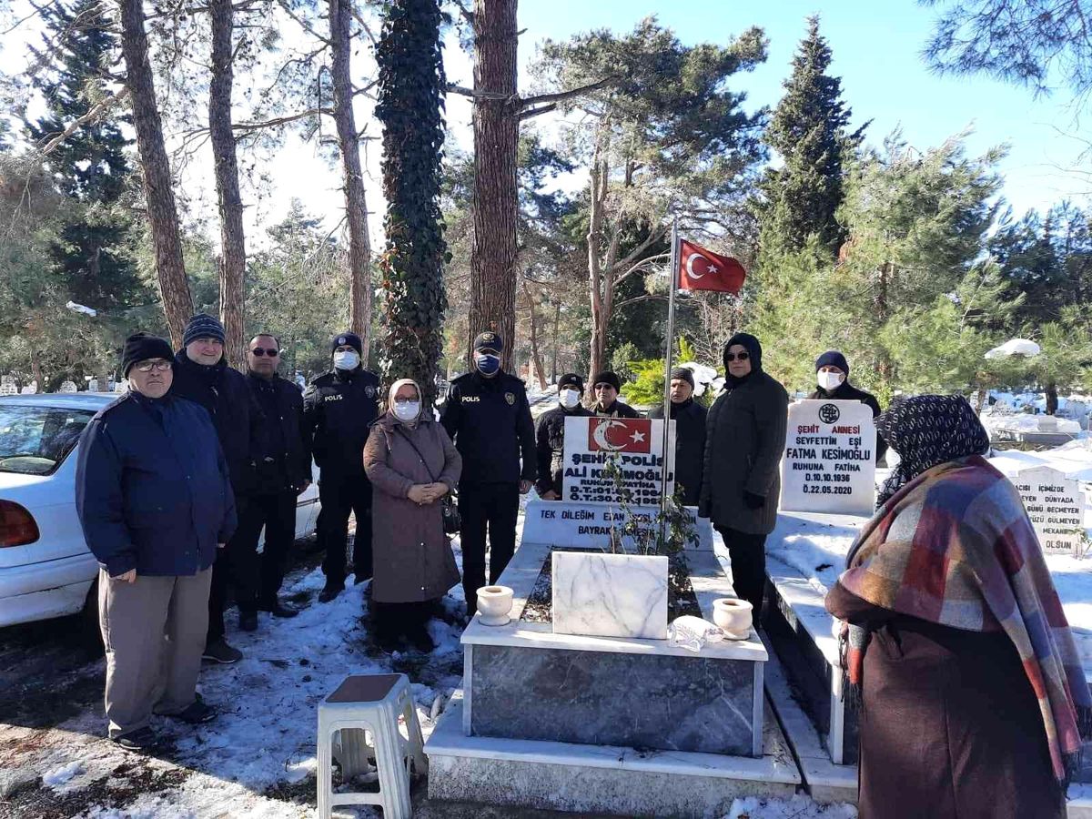 Son dakika haber! Şehit polis kabri başında dualarla anıldı