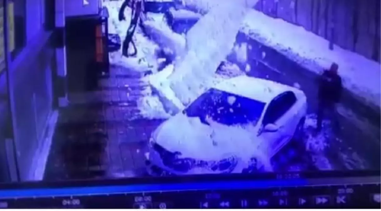 Son dakika haberleri... SULTANGAZİ\'DE YENİ TEMİZLEDİĞİ ARACI YİNE KARIN ALTINDA KALDI O ANLAR KAMERADA