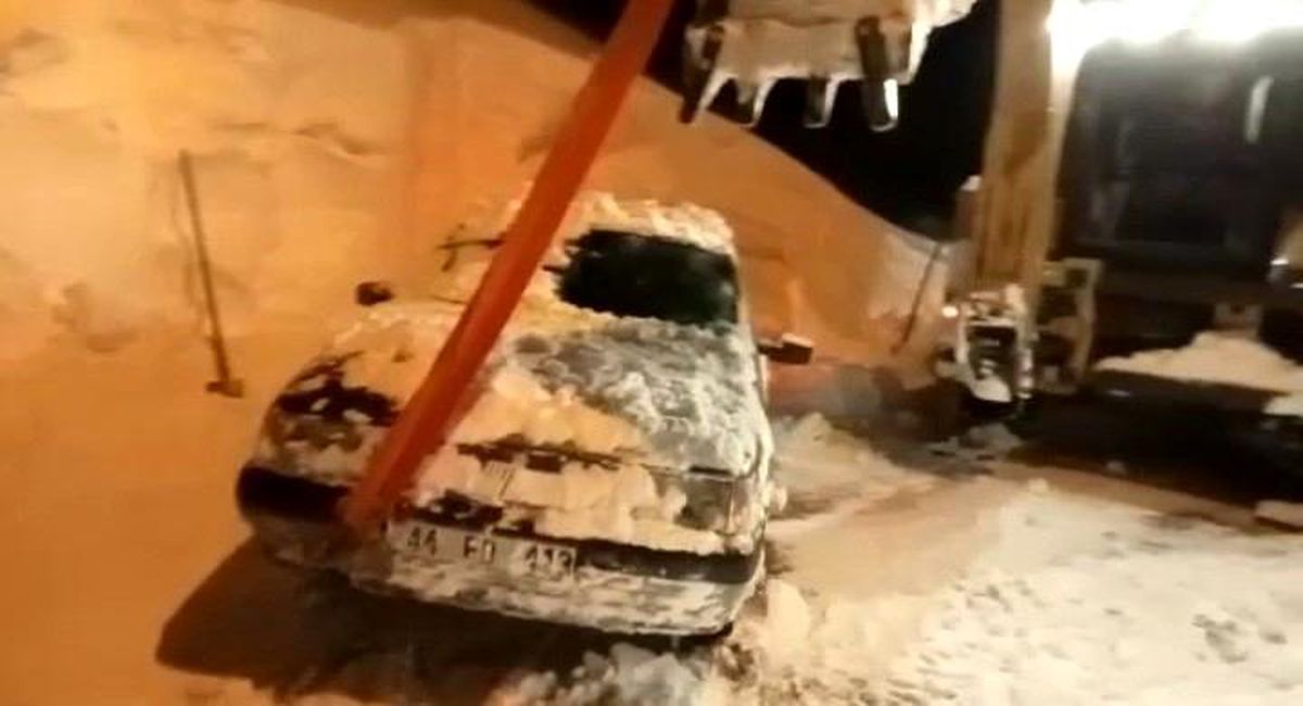 Sürücünün bıraktığı aracı 5 metre karın altından çıktı