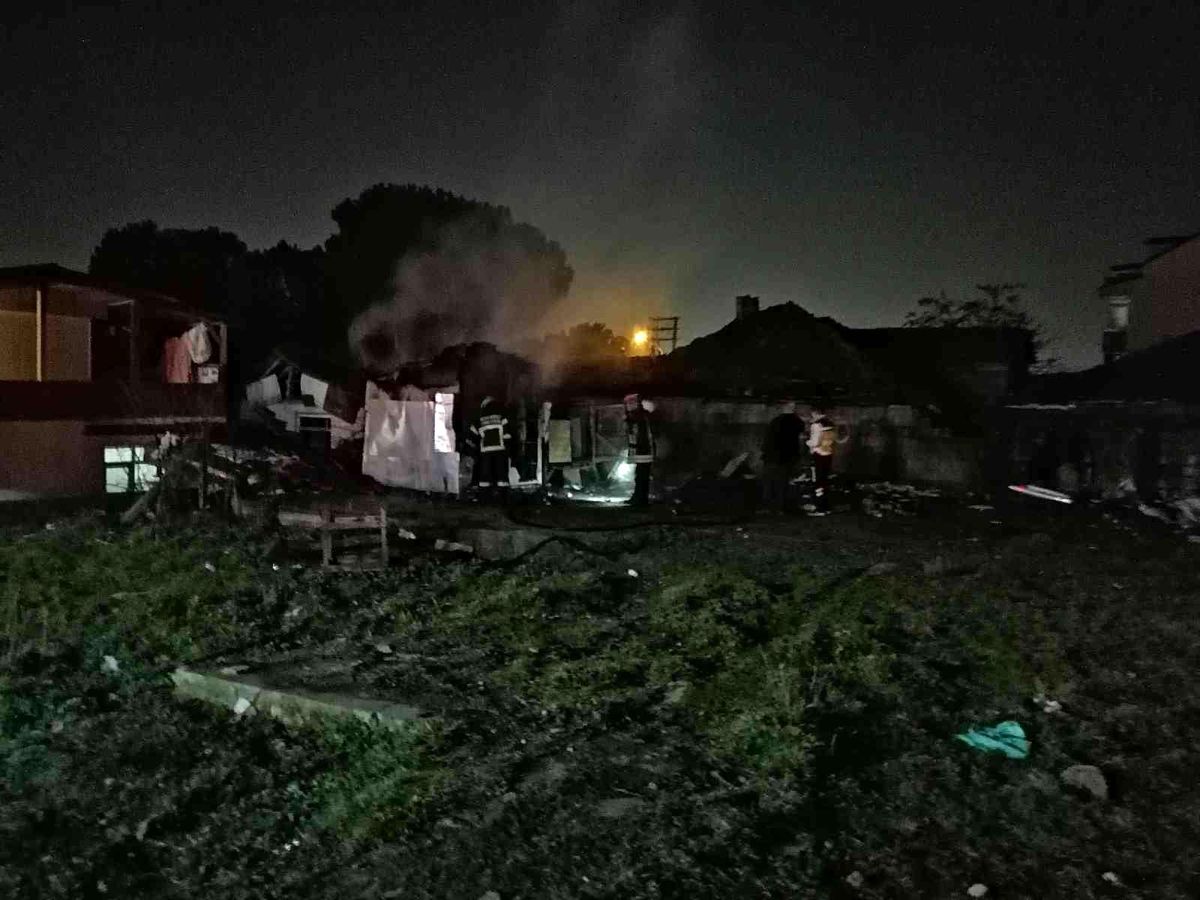Taklacı güvercinlerin kümesi alev alev yandı