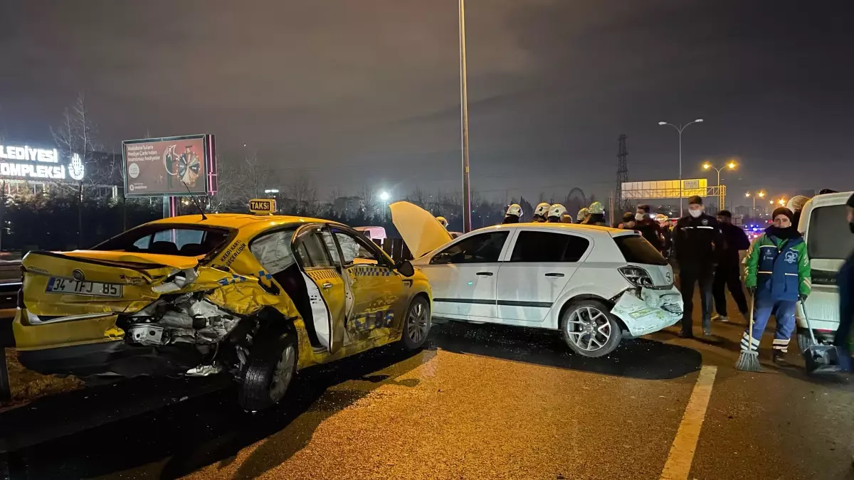 TEM Esenler mevkisindeki zincirleme kazada 4 kişi yaralandı (2)