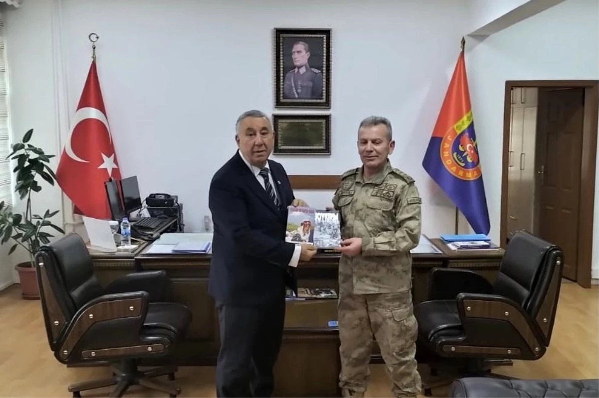 Son Dakika | Ünsal, Soykırım ve Yüreğim Erivan\'da Kaldı romanını Jandarma Komutanına hediye etti