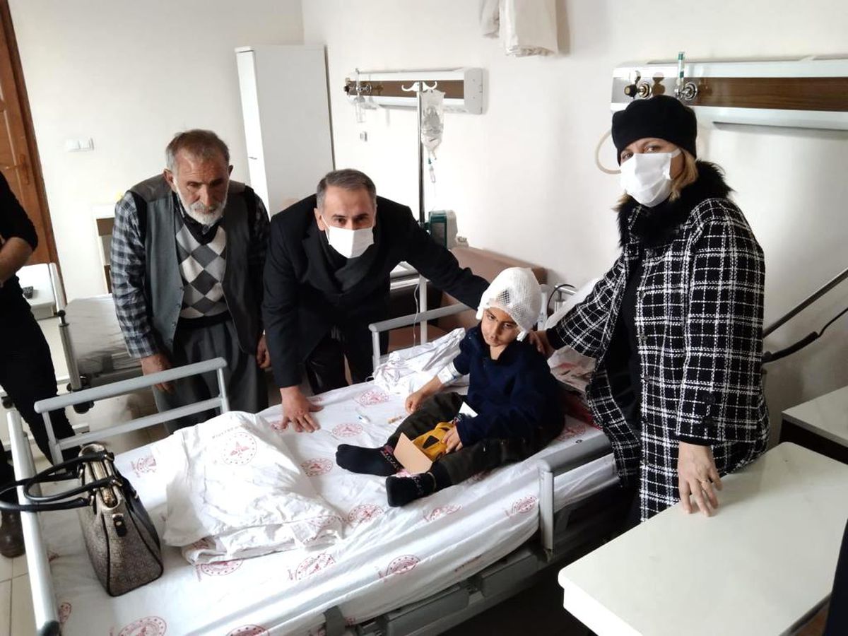 Vali Çuhadar, köpek saldırısına uğrayan çocuğu ziyaret etti