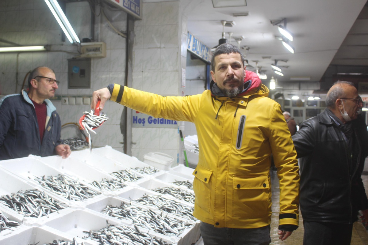 Zonguldak\'ta karla lezzetlenen hamsi tezgahlarda hızla tükeniyor