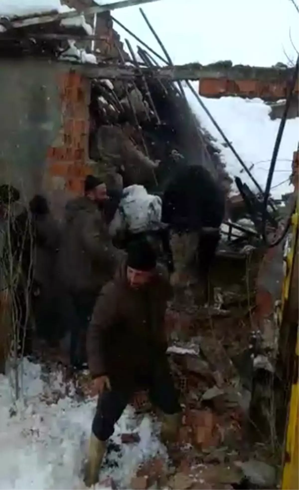 Ahır çatısı çöktü, facianın kıyısından dönüldü