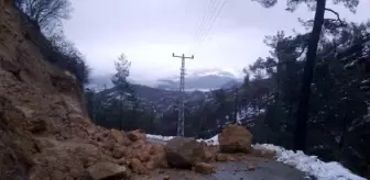 Alanya'da heyelan; kaya parçaları yolu kapattı