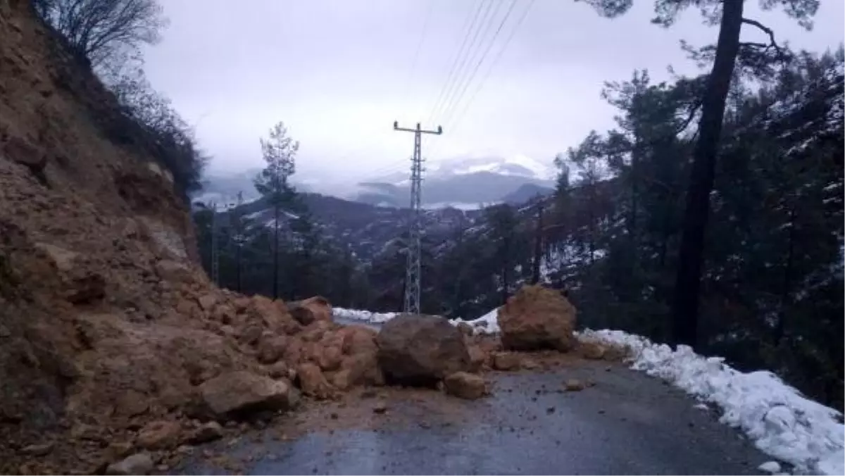 Alanya'da heyelan; kaya parçaları yolu kapattı