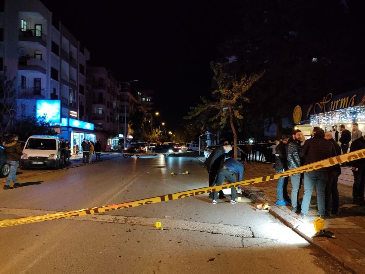 Barışmak için geldi, kafe çıkışında silahla vuruldu
