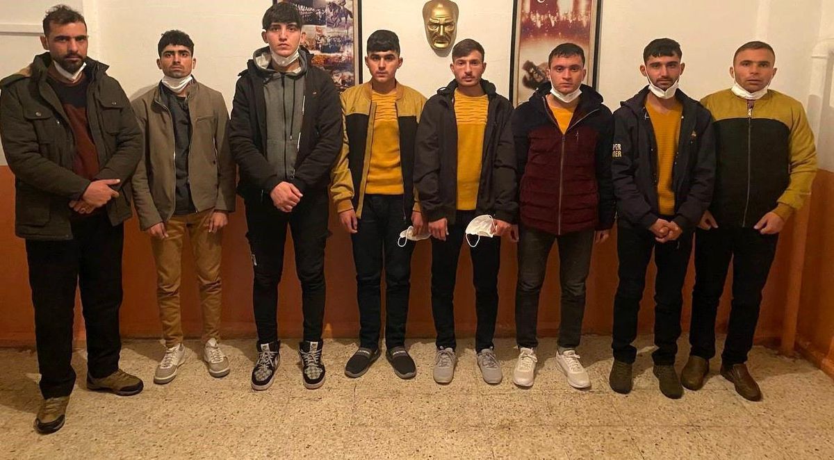 Başkale\'de sahte pasaportlu 8 Afgan yakalandı