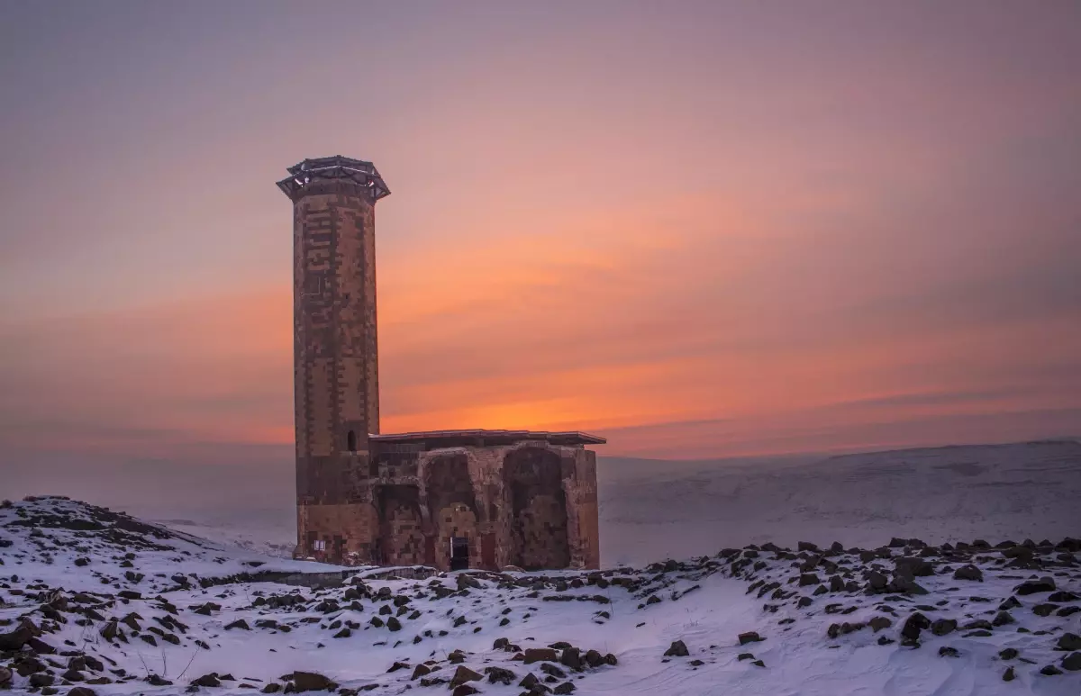 Beyaza bürünen Ani Antik Kenti masalsı güzelliğiyle yerli ve yabancı turistleri ağırlıyor