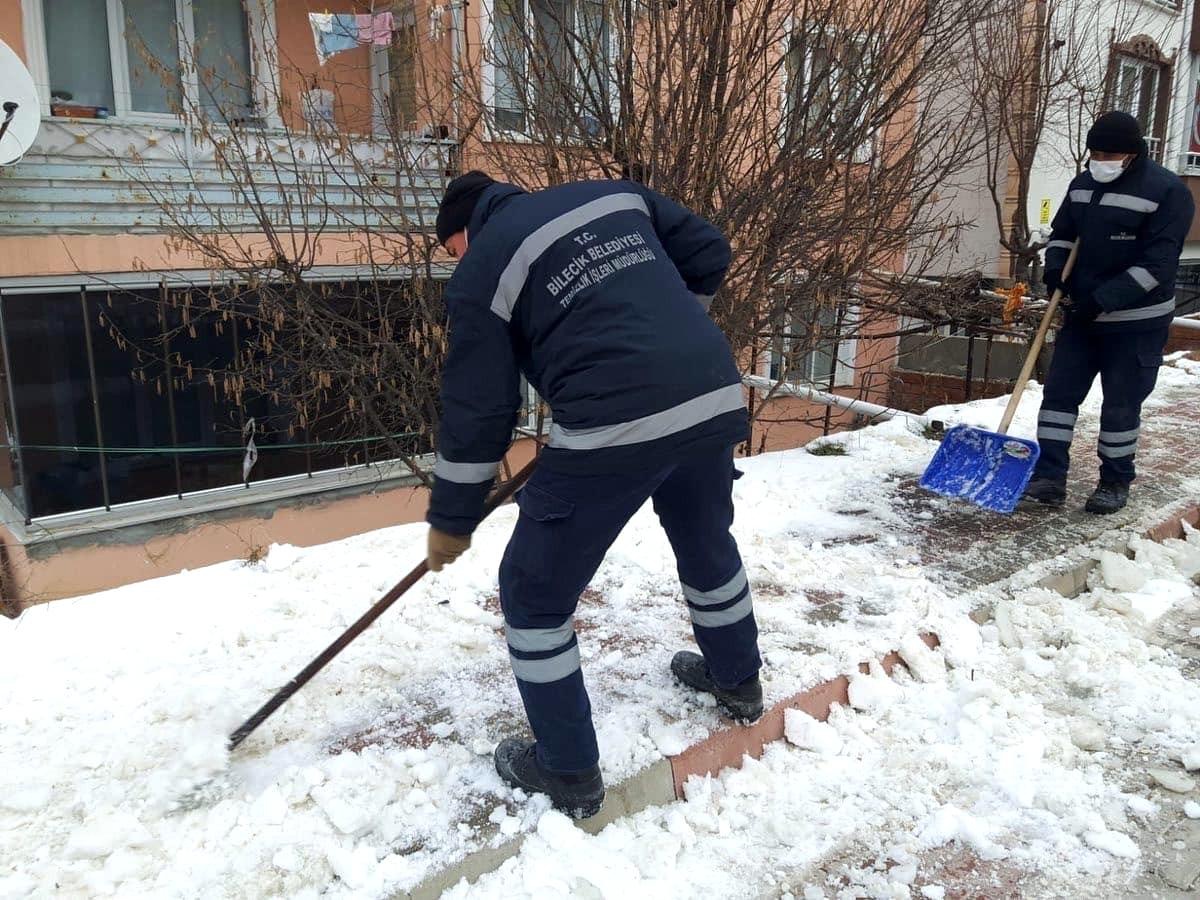 Bilecik\'te kaldırımların kar ve buzu temizleniyor