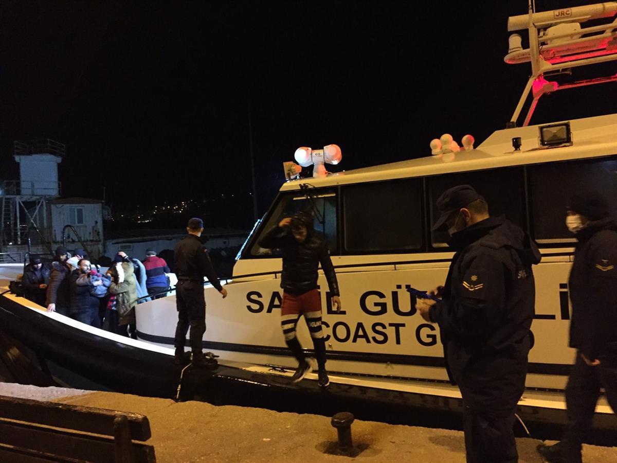 İzmir açıklarında geri itilen 54 düzensiz göçmen kurtarıldı