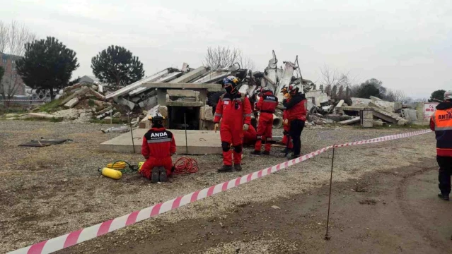 Bursa'da deprem tatbikatı gerçeğini aratmadı