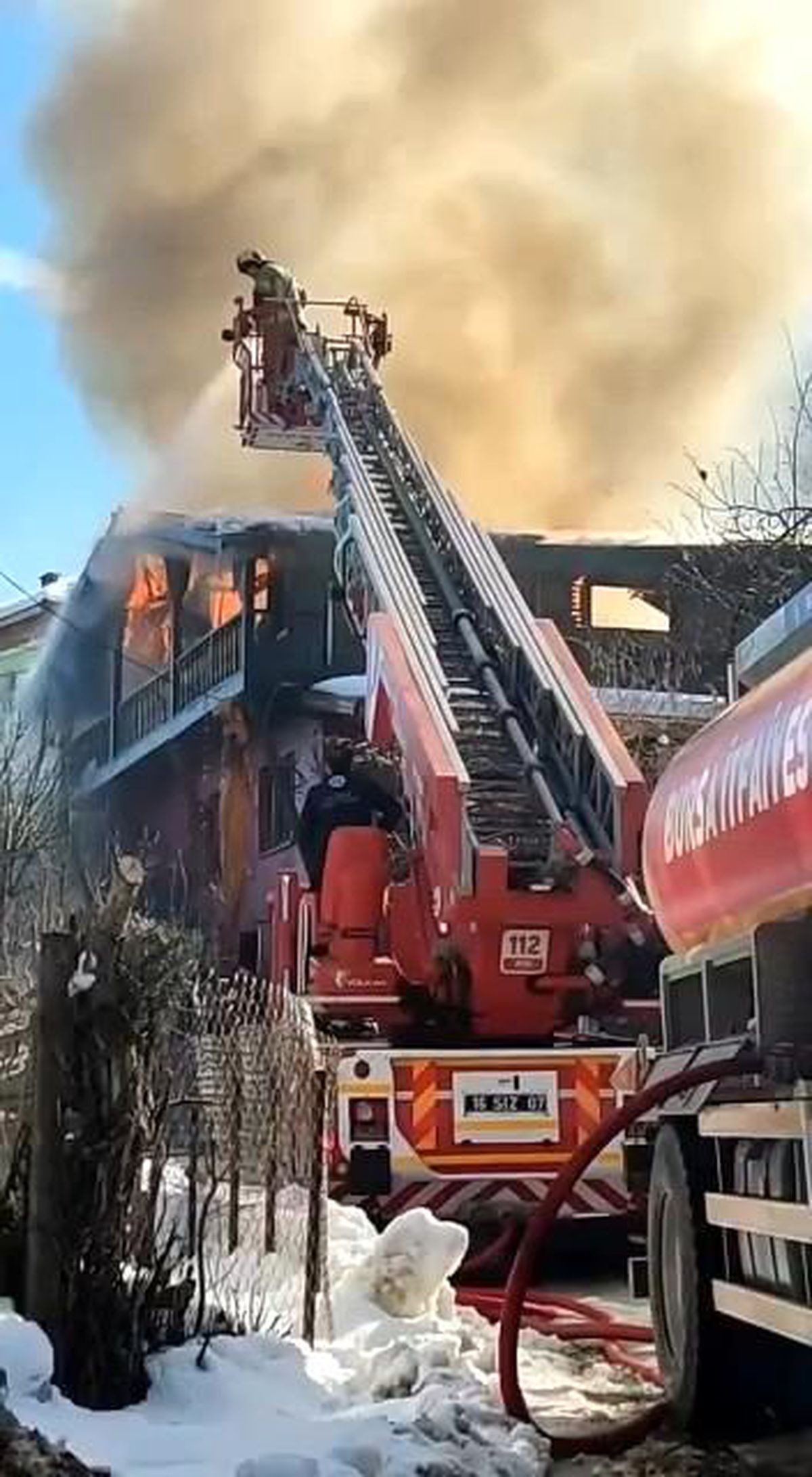 Bursa'da iki farklı mahallede çıkan yangın korkuya neden oldu