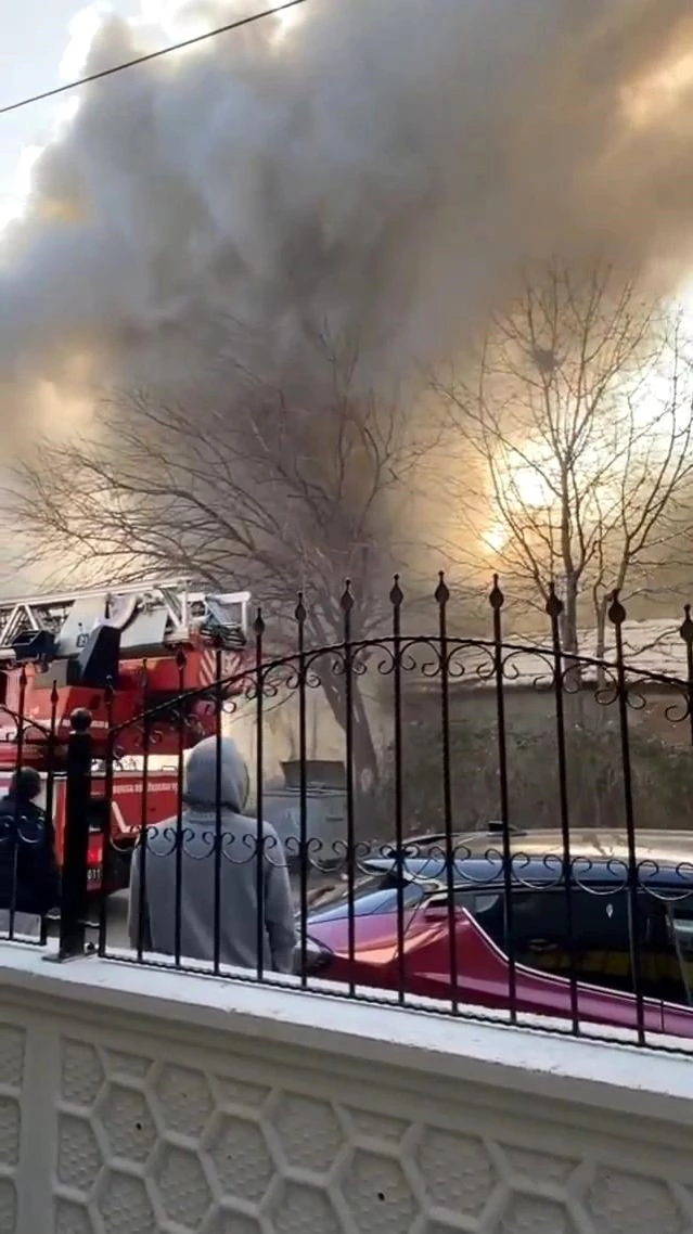 Bursa'da iki farklı mahallede çıkan yangın korkuya neden oldu