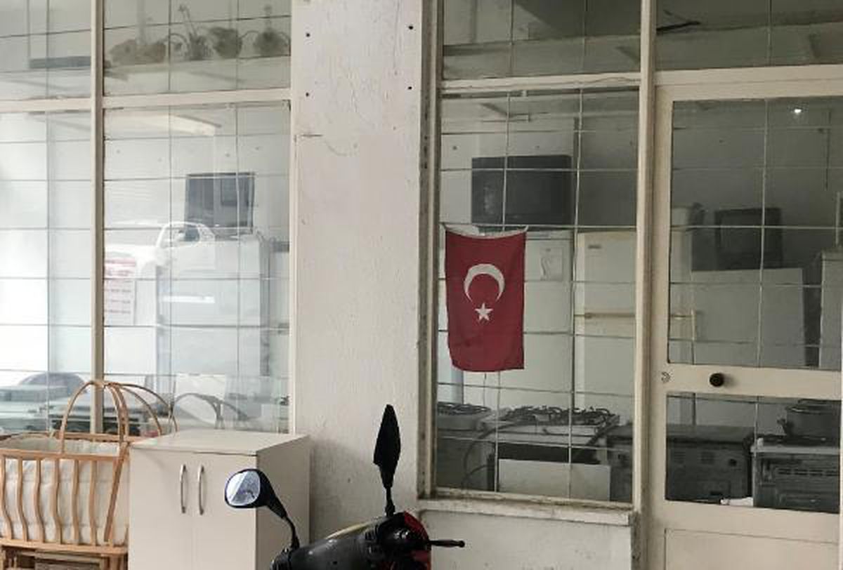 Çaldığı çamaşır makinelerini, yardım istediği esnafla kamyonete yükledi