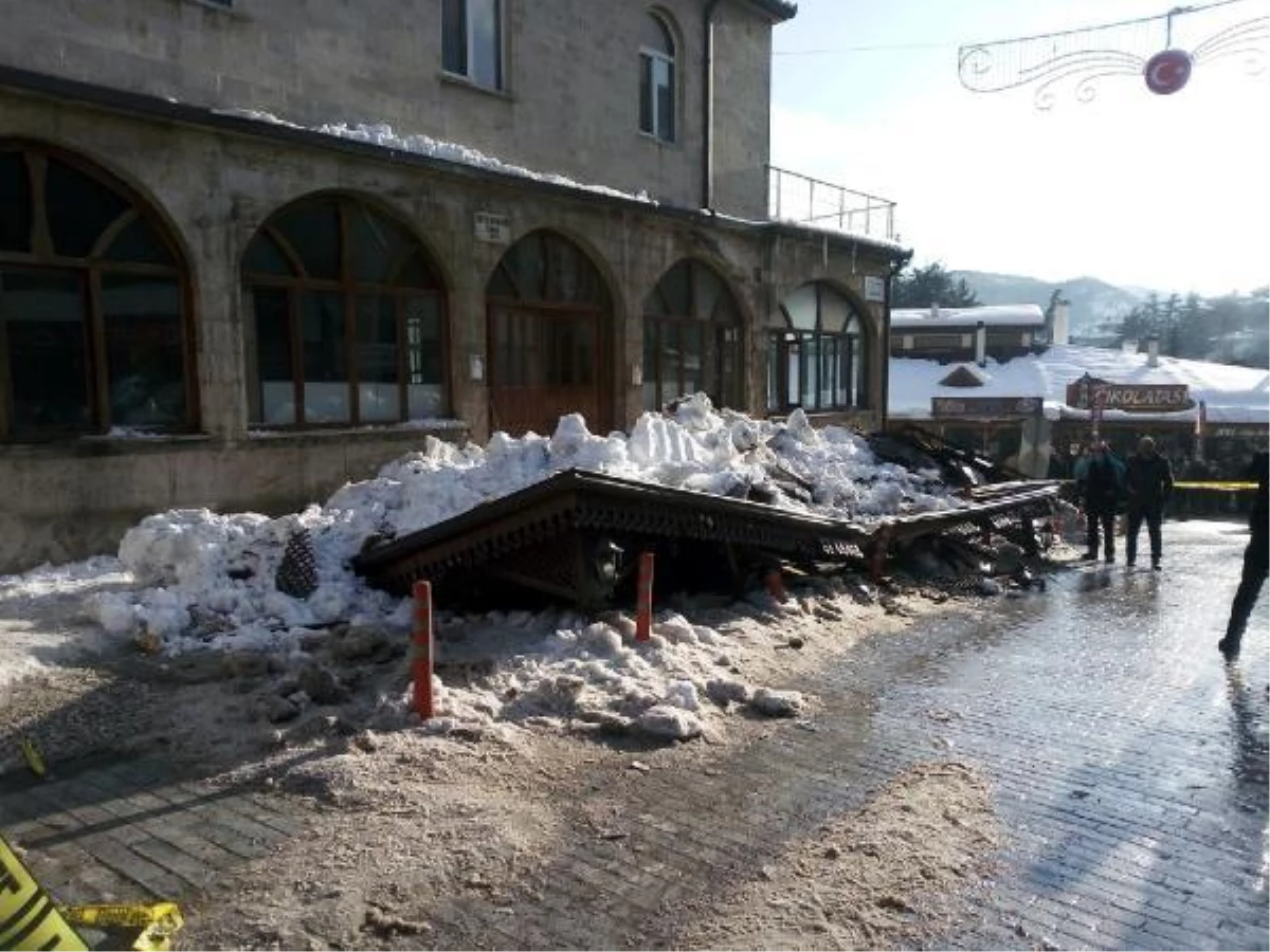 Kar nedeniyle caminin sundurması çöktü, 5 kişi yaralandı
