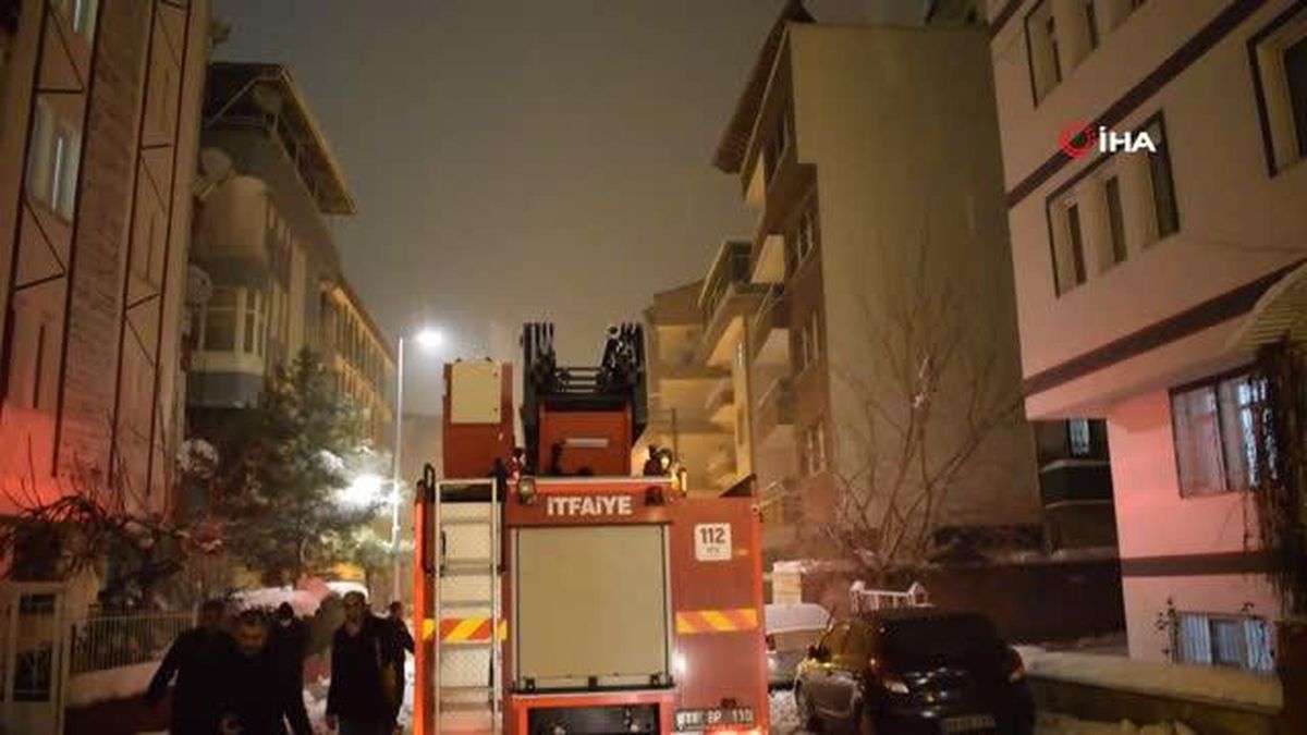 Çatının terası kardan çöktü, bina sakinleri büyük panik yaşadı