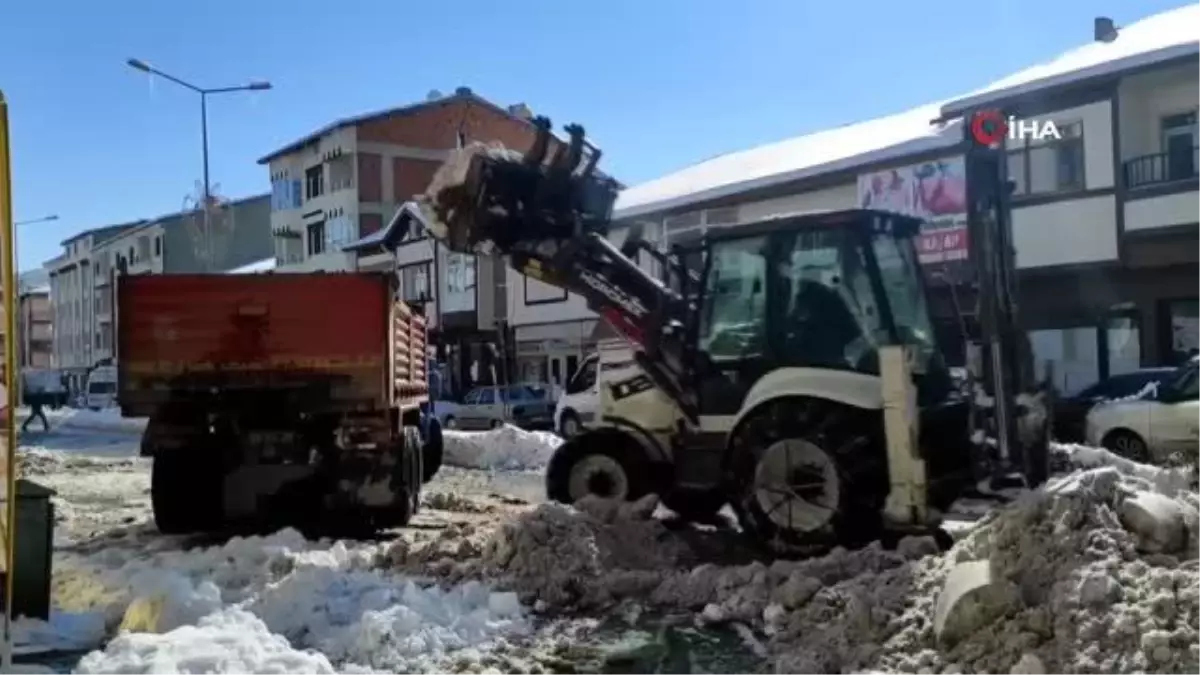 Çekerek'te karlar baraja taşınıyor