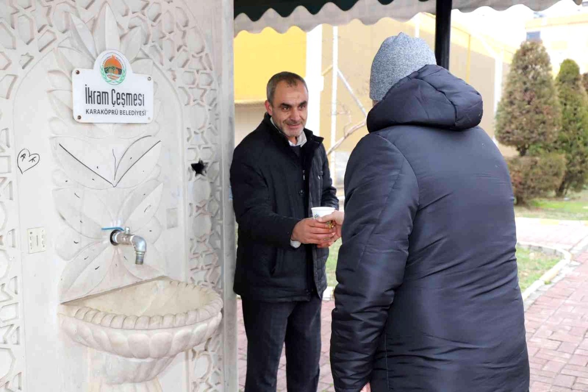 Çeşmeden vatandaşlar için sıcak çorba akıyor