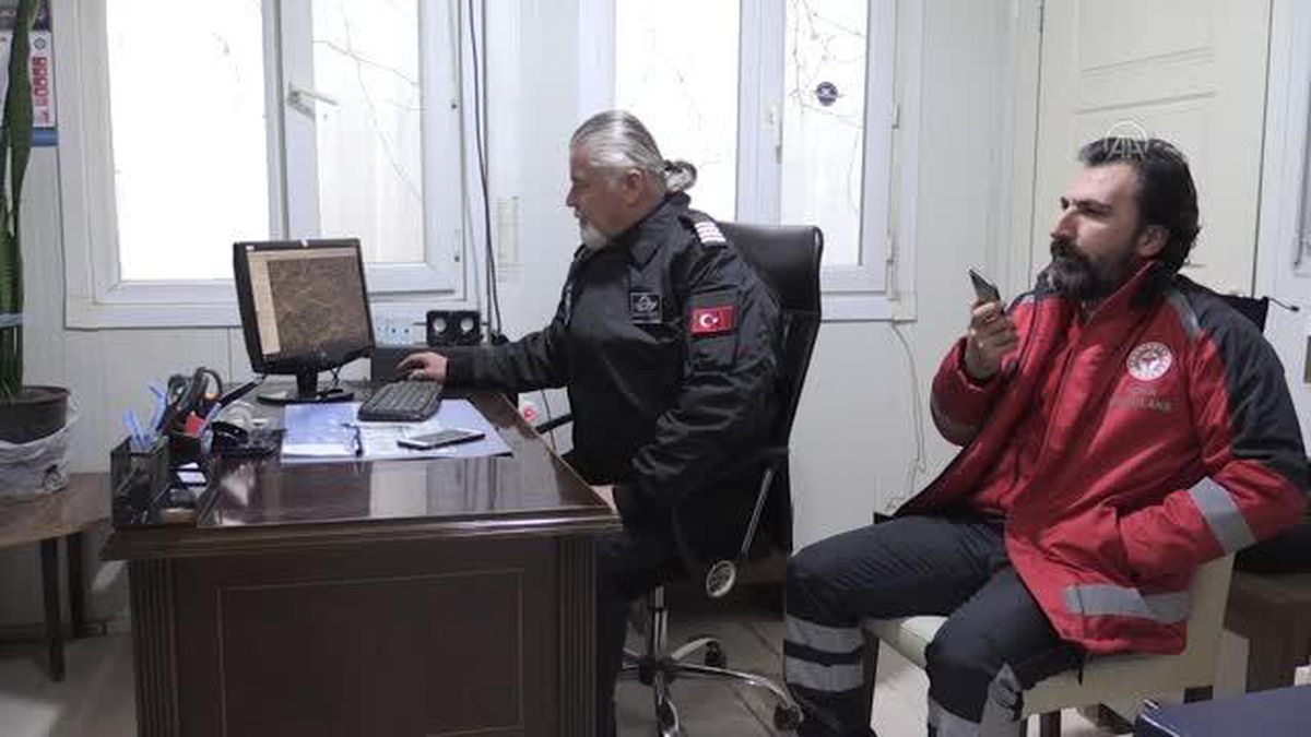 DİYARBAKIR - Doğu'da hava ambulansı kardan mahsur kalan hastalara yardım için havalanıyor