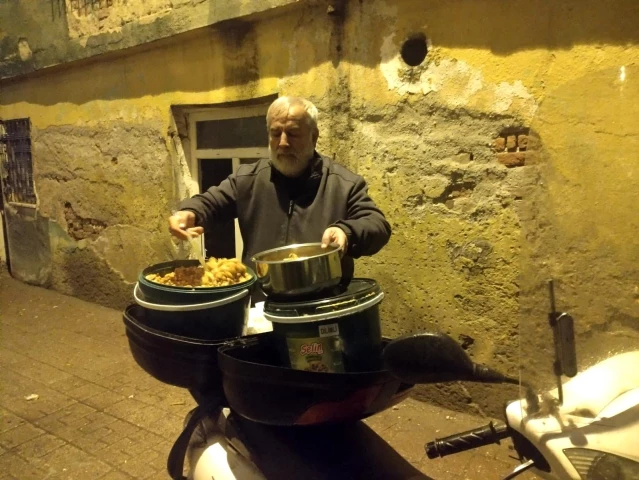 Diyarbakır'ın Dermanbabası'sı kapı kapı dolaşıp sıcak yemek dağıtıyor