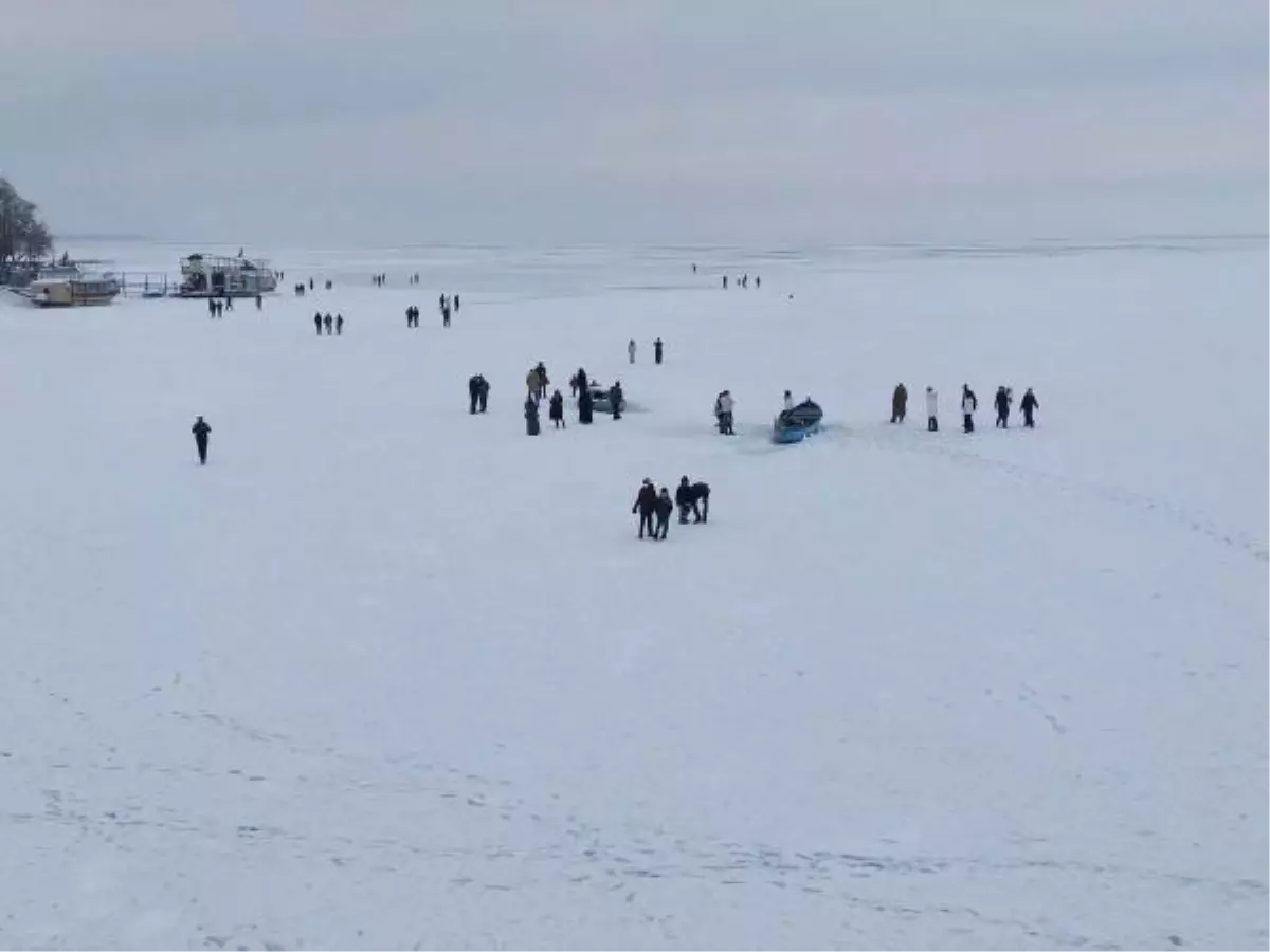 Son dakika haberi | Donan Beyşehir Gölü üzerinde yürüdüler