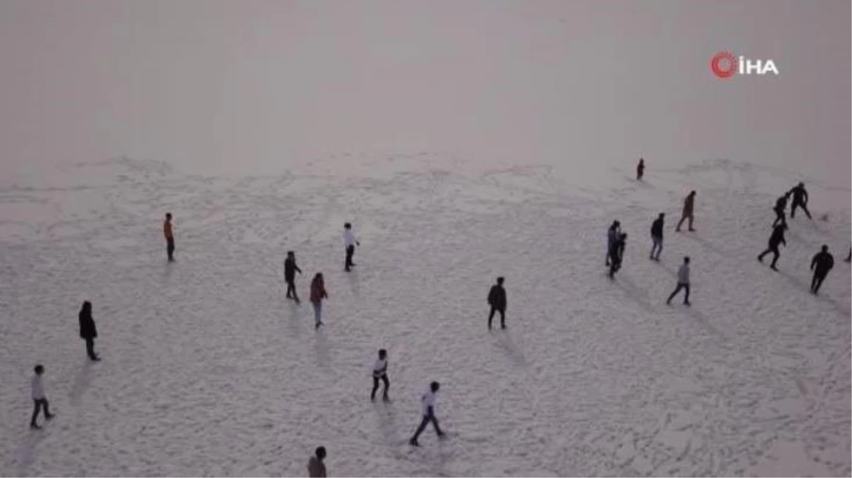 Donan gölün üstünde futbol oynadılar! Eğlence anları drone ile görüntülendi