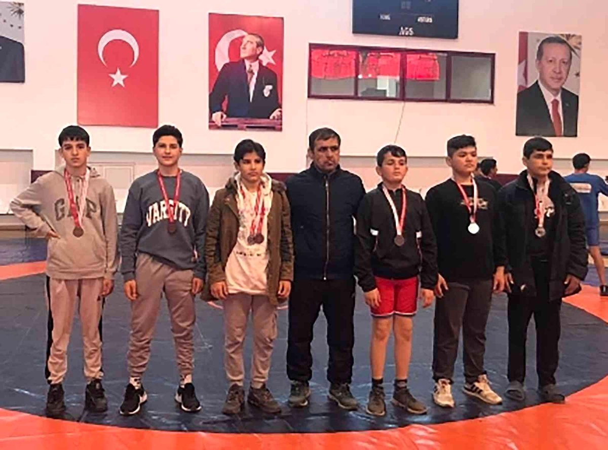 Döşemealtı güreşçileri 27 madalya kazandı