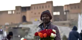 Erbil'de yaşayan Bangladeşliler parklarda gül satarak geçimlerini sağlıyor