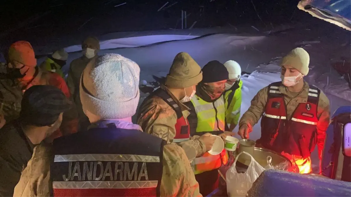 Erzincan\'da kara yolunun açılmasını bekleyenlere çorba ikram edildi