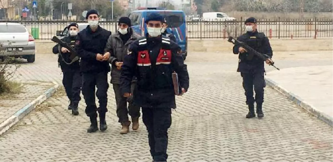 Evinde uyuşturucu maddeler ve 25 kök Hint keneviri ile yakalandı