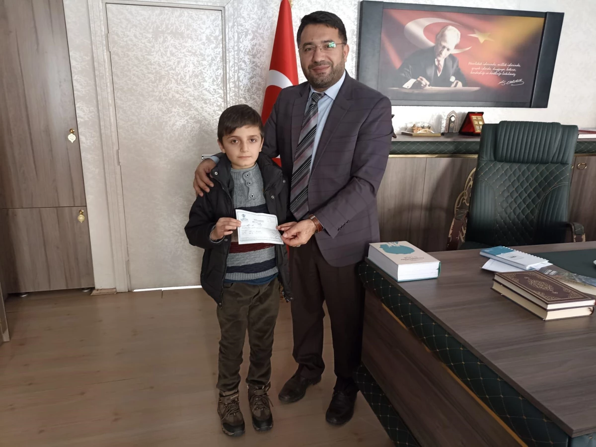 Hakkarili çocuk kumbarasındaki parayı Suriye\'deki ihtiyaç sahiplerine bağışladı
