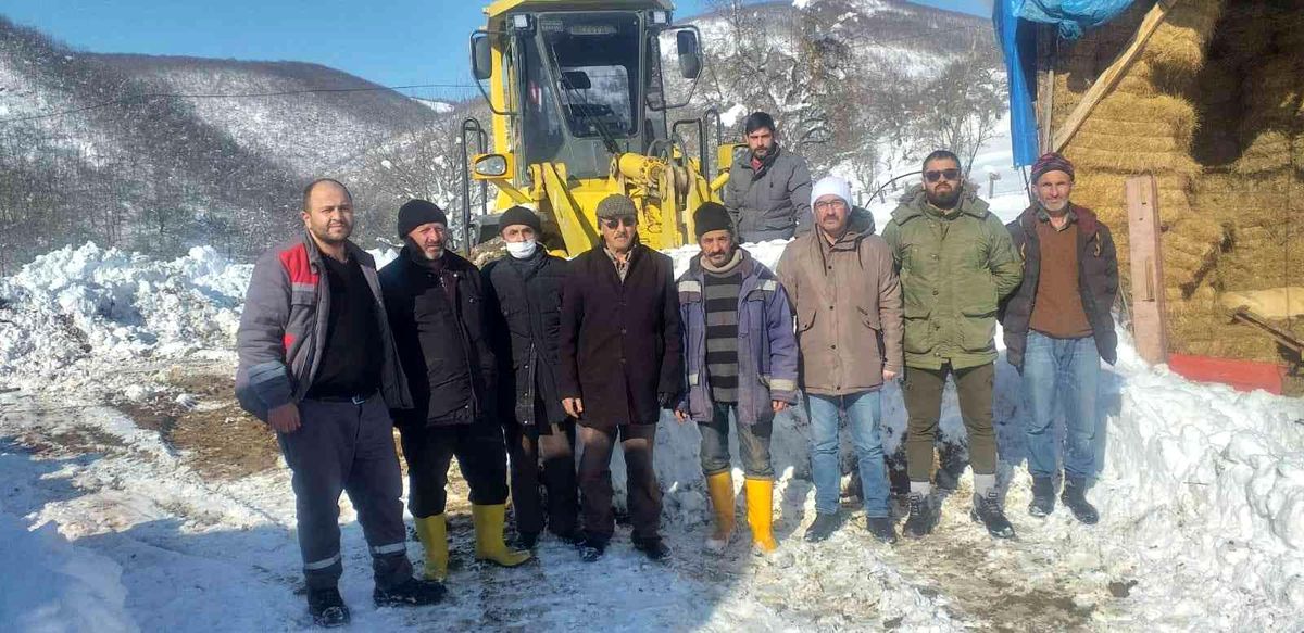 Hayvanlarının çadırı yıkılınca yardımına ekipler koştu