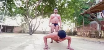 Hintli güreşçilerin Yeni Delhi'deki antrenmanı