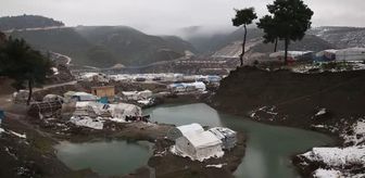 İdlib'deki kamplarda siviller geceleri ısınmak için kıyafetlerini yakıyor (2)