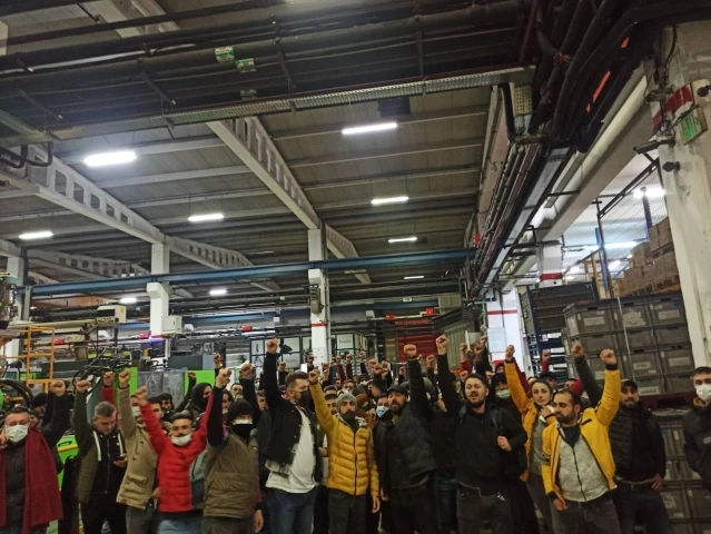 İşçiler kendilerini fabrikaya kapattı, çatıya çıktı: 108 gözaltı