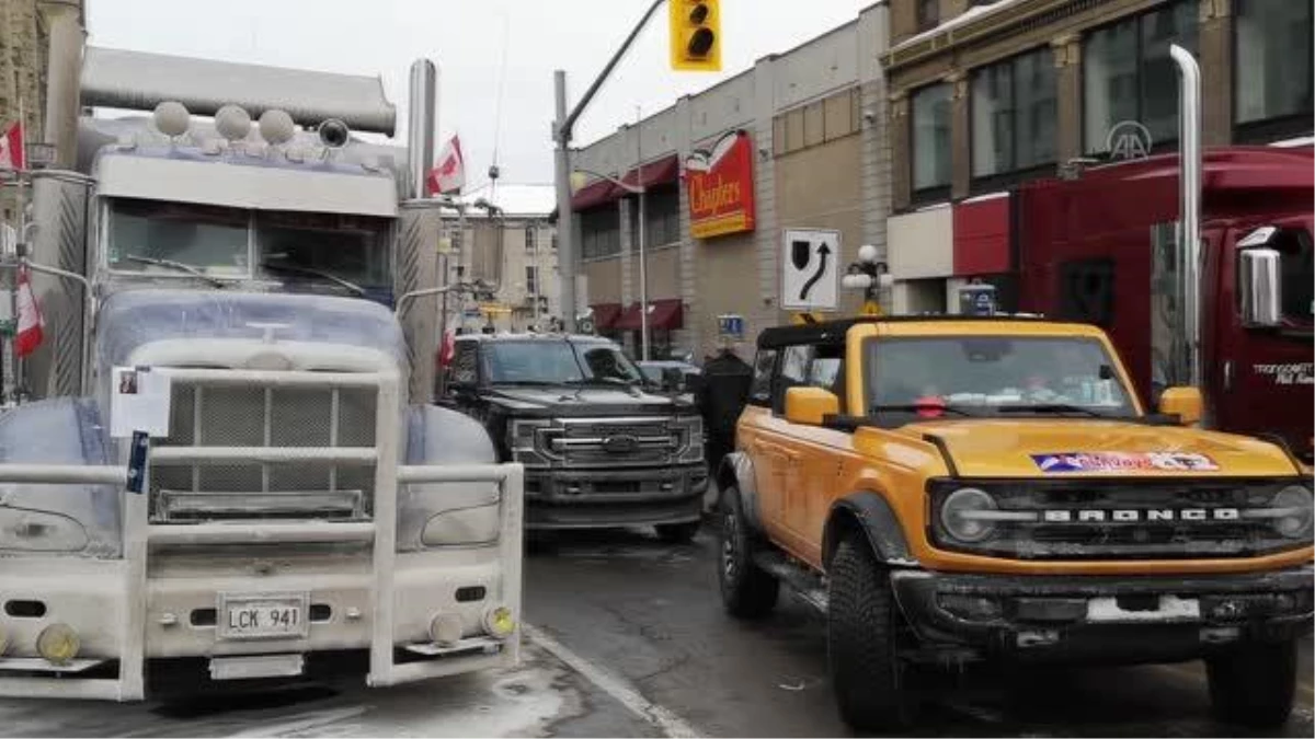 Kanadalı kamyoncular aşı zorunluluğunu protesto etti