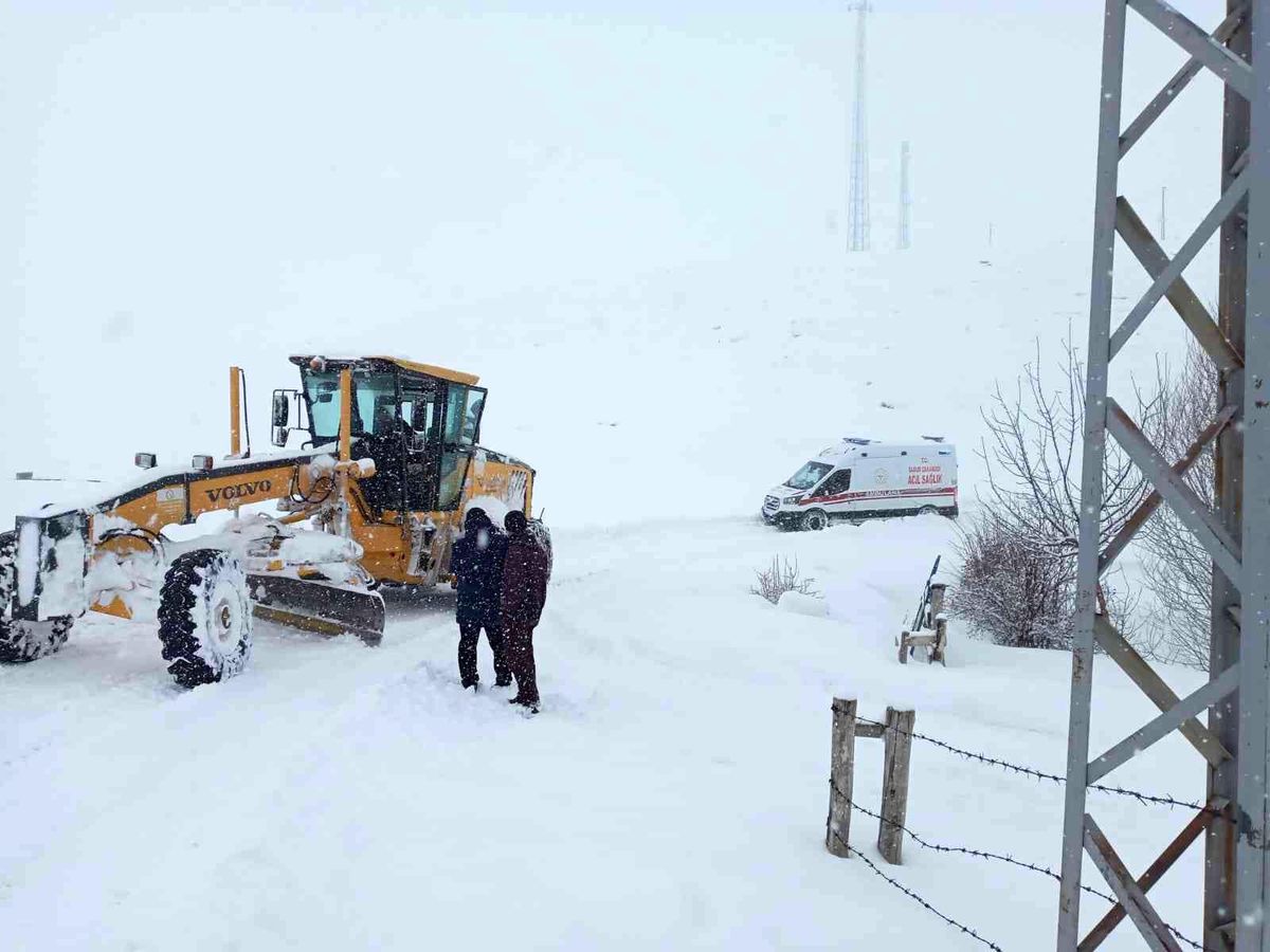 Kar nedeniyle köy yolu kapandı, ekipler yaşlı hasta için harekete geçti