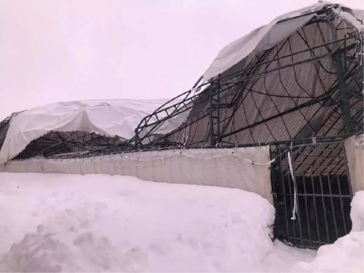 Kar yağışı nedeniyle halı sahanın çatısı çöktü