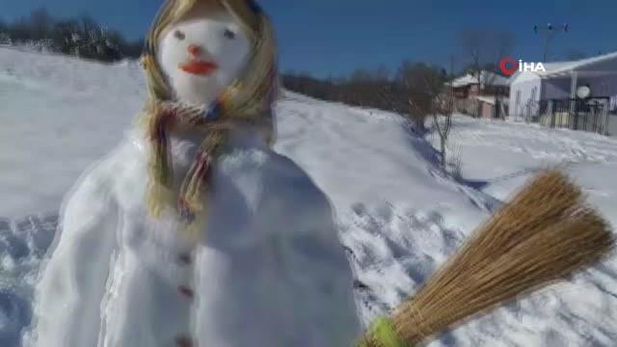 Kardan çizgi film karakteri 'Şukufe teyze' ve köpeğini yaptılar