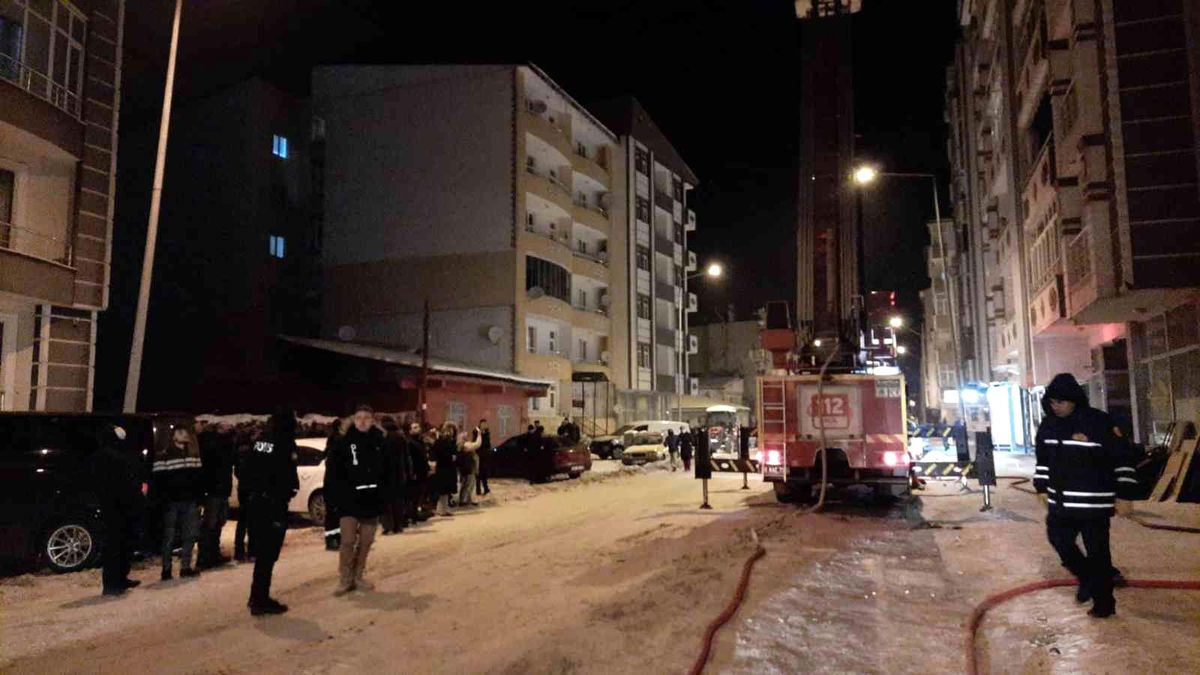 Son dakika haber | Kars\'ta 6 katlı binada yangın