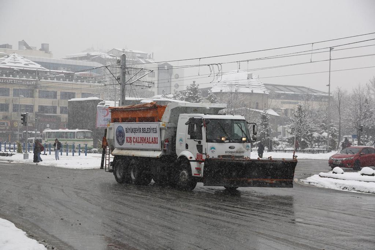 Kayseri\'de kardan kapanan 145 mahallenin yolu ulaşıma açıldı