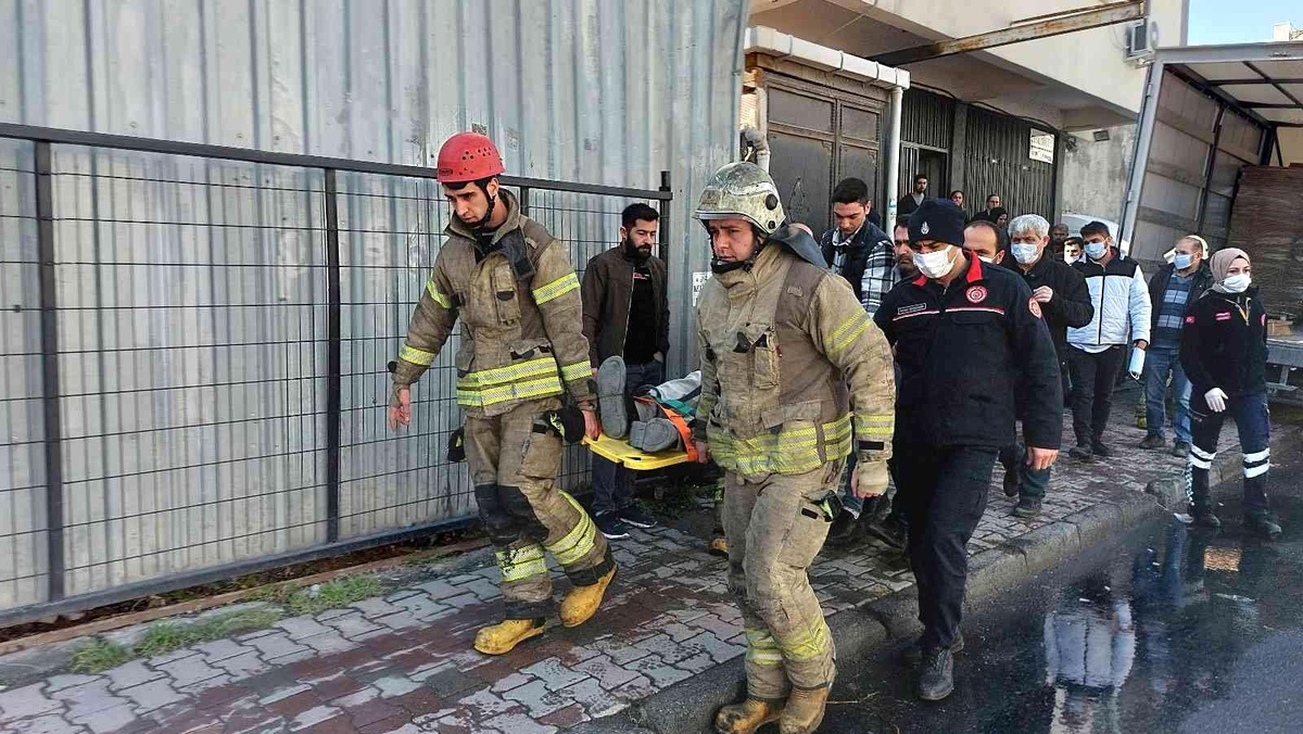 Malzeme indirirken iki aracın arasında kaldı