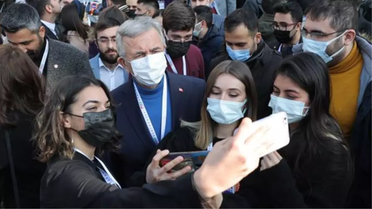 Mansur Yavaş gençlerle buluştu! "Çıkar telefonunu" sözlerine tepki gösterip, kendi çocuklarından örnek verdi